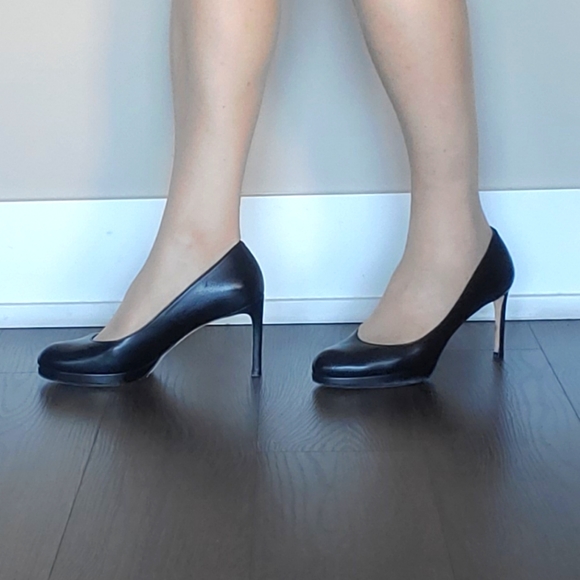 Stuart Weitzman All-Leather Classic Pumps ๐  - Picture 7 of 16